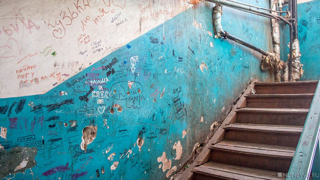 «Пусть поживет, как челябинцы»: Алексею Текслеру подарили квартиру в разваливающемся бараке (ВИДЕО)