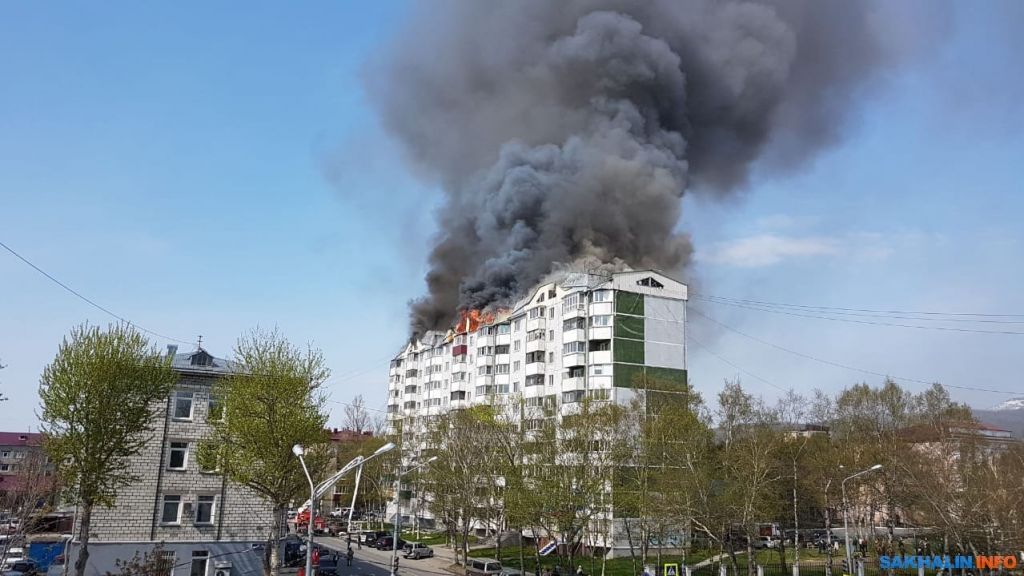 Жители многоэтажки в центре Южно-Сахалинска остались без крыши