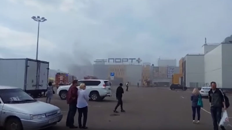 В Казани полыхает торговый центр, персонал эвакуирован