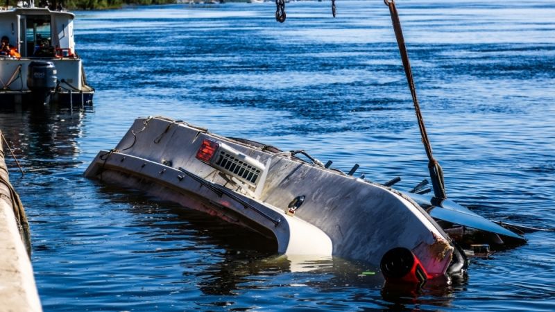 На берег Волги подняли затонувший катамаран. Погибли 11 человек