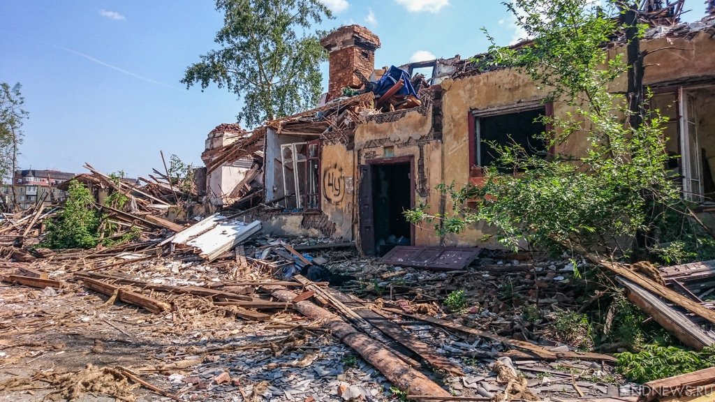 Власти Златоуста несколько месяцев не могут разобрать руины снесенного аварийного дома