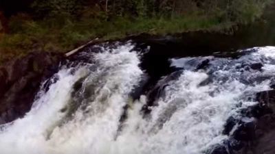 Турист упал в водопад в Карелии, делая селфи