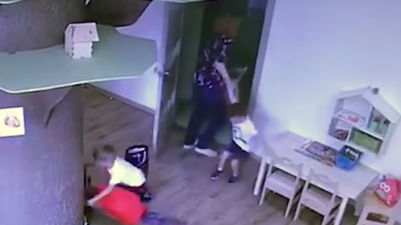 В Барнауле нянька частного садика швыряла детей и закрывала их в темной комнате