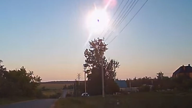 «Жуткий грохот и вспышка»: в небе над Россией взорвался яркий метеорит (ВИДЕО)