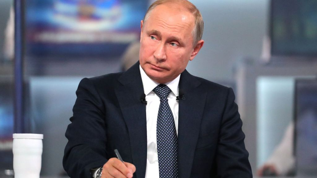 Путин поручил повысить пенсии на 8,6%