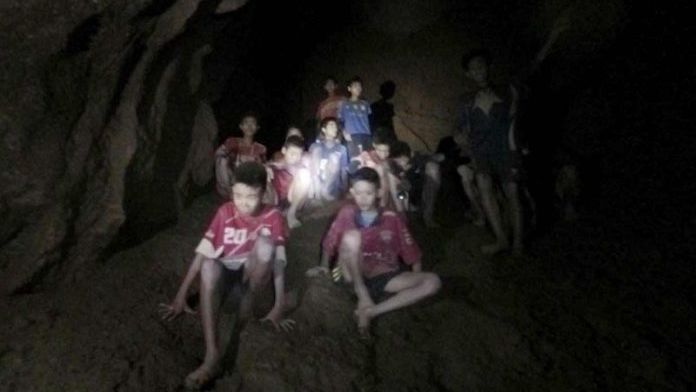 Из затопленной пещеры в Таиланде эвакуировали первых детей