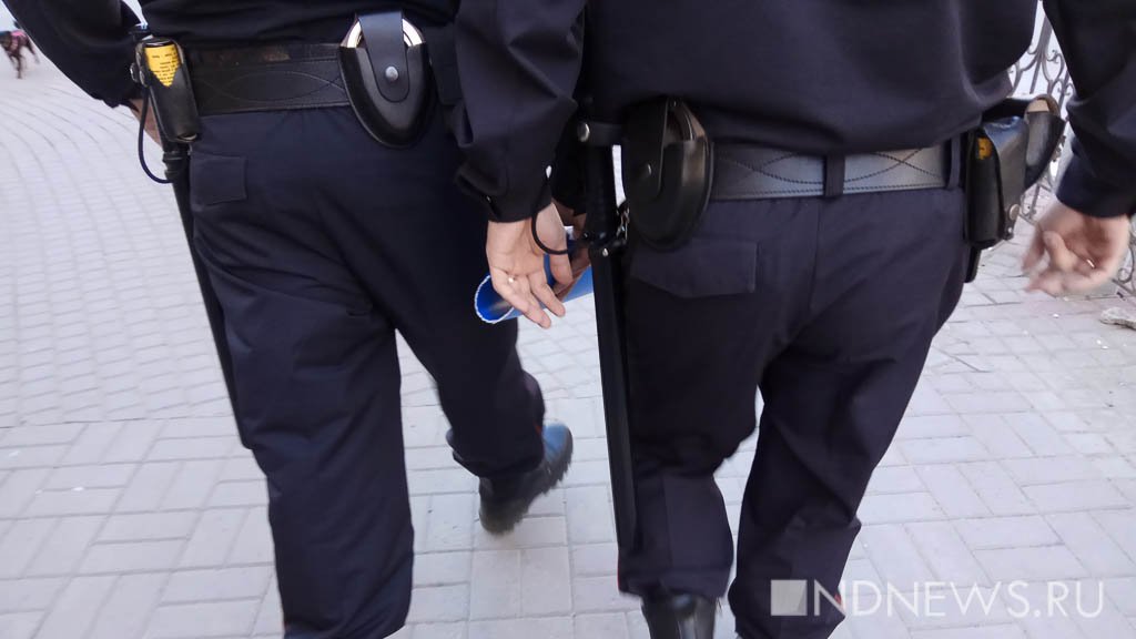 В Екатеринбурге уволены двое полицейских, получивших взятку одеждой и духами