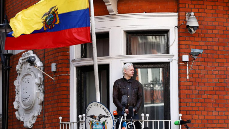 Президент Эквадора обвинил Ассанжа в создании центра шпионажа в посольстве страны