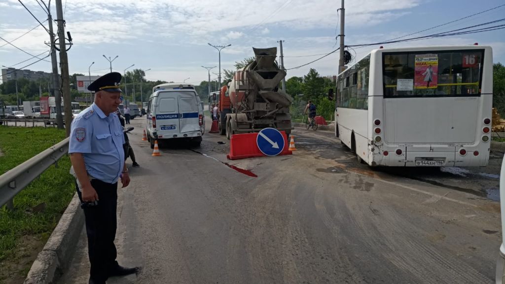 В Каменске-Уральском столкнулись бетономешалка, полицейская машина и автобус