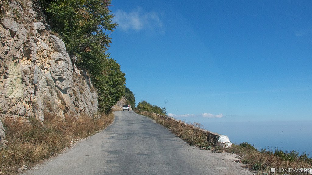 В Крыму автомобиль сорвался с обрыва, есть жертвы