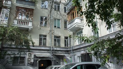 В центре Челябинска чиновники превратили двор жилого дома в парковку