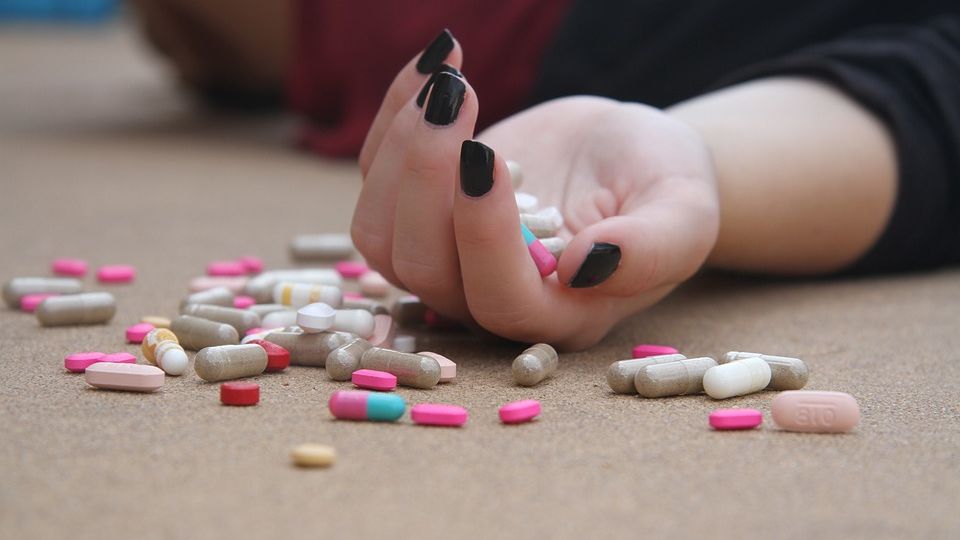 Силовики нашли в аптеках Сургута тайники с нелегальными препаратами (ВИДЕО)
