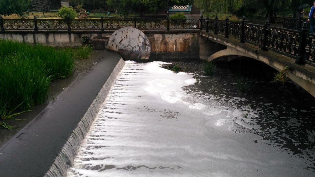 Русло главной реки Симферополя наполнилось белой пеной – подозревают Армянск