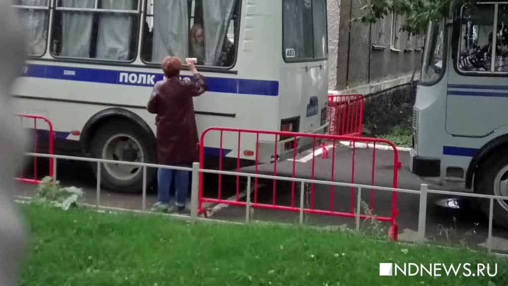 Задержанных на митинге в Екатеринбурге держат в автозаках и никак не оформляют (ФОТО)