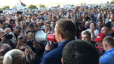 «У нас украли тысячи голосов!»: жители Владивостока протестуют против итогов выборов (ФОТО)