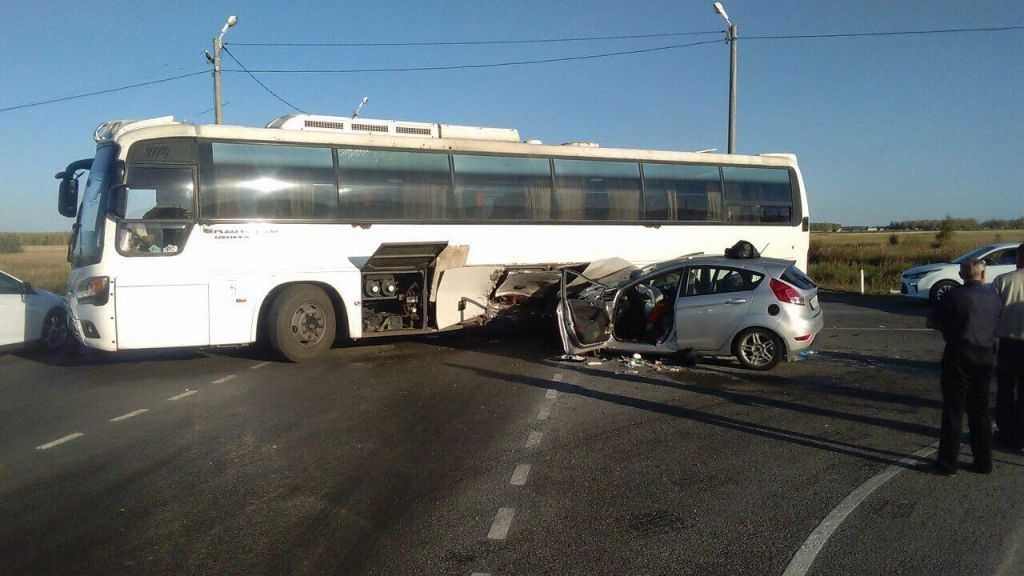 На южноуральской трассе рейсовый автобус не пропустил иномарку: пострадали женщина с ребенком