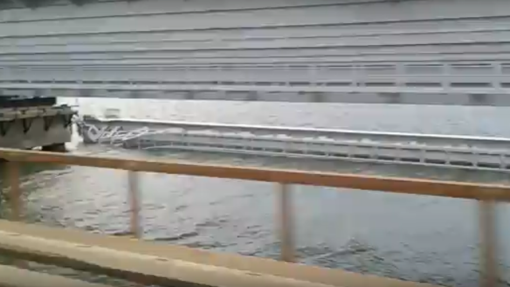 Машина падает в воду. Ельцин упал с моста в реку. Мост упал в воду. Упал пролет крымского моста. Железнодорожный мост.