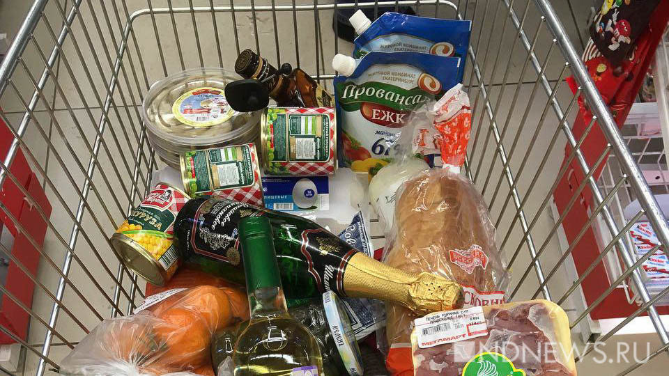 Впервые за полгода россияне стали больше тратить в магазинах