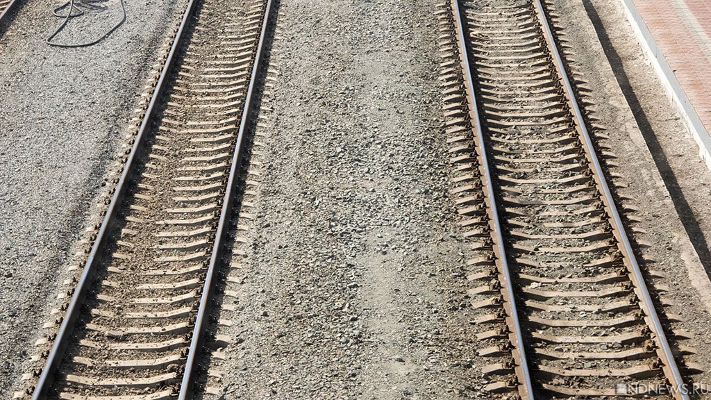 На Южном Урале поезд снес легковушку: один погиб, двое ранены