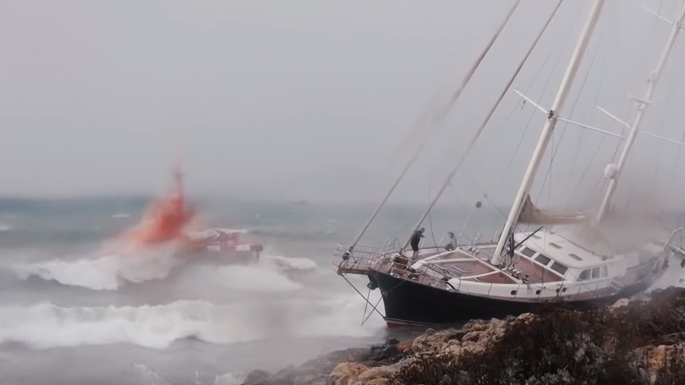 У берегов Испании выбросило на скалы яхту депутата омского Заксобрания