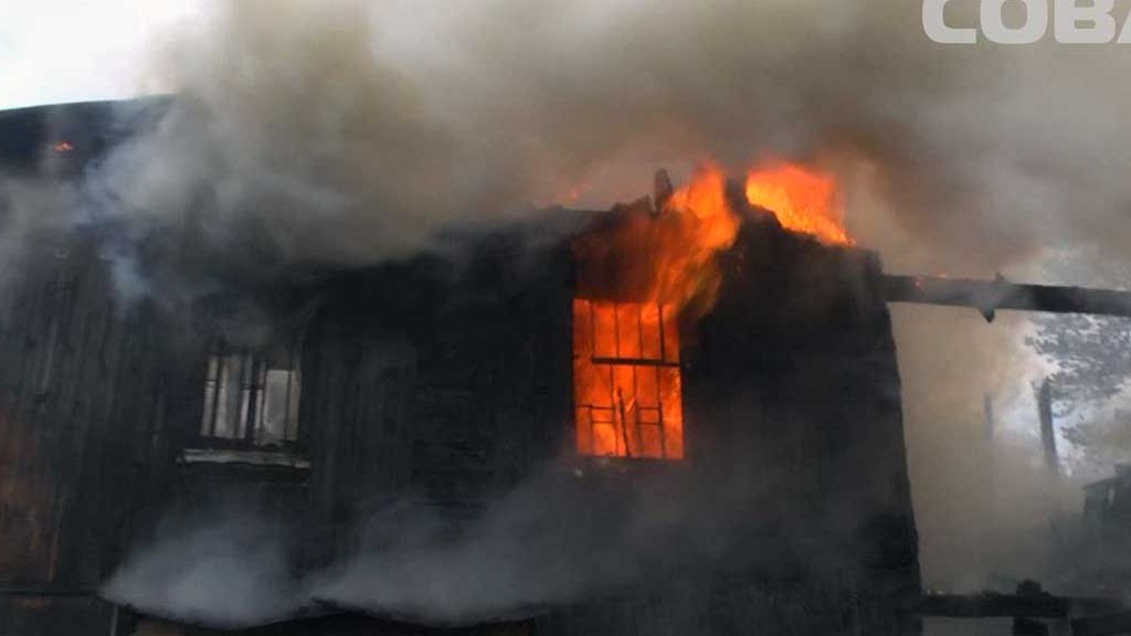 На Широкой Речке горел дом рядом с газопроводом (ФОТО)