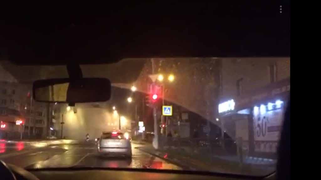 Ночью в центре Екатеринбурга забил гейзер в несколько метров высотой (ВИДЕО)