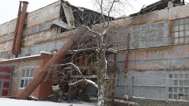Рабочий разбился, упав с крыши оборонного завода имени Калинина в Екатеринбурге
