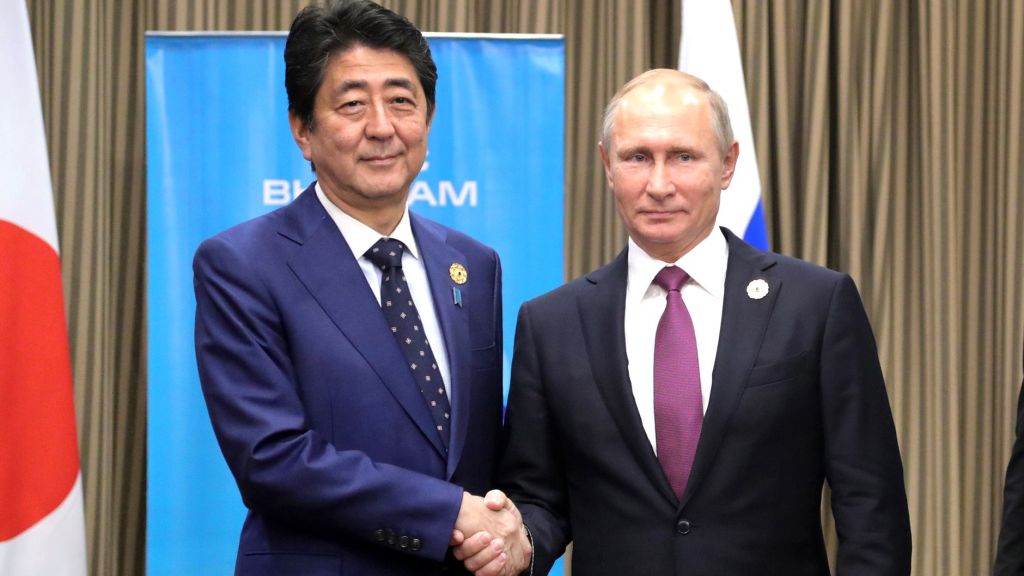 Абэ: Япония готова к мирному договору с Россией