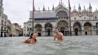 Венеция ушла под воду. Туристы гуляют по затопленным улицам (ФОТО, ВИДЕО)