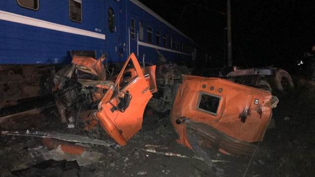 На Кубани поезд врезался в грузовик: пострадали около 20 человек (ФОТО) / Четверо раненых госпитализированы
