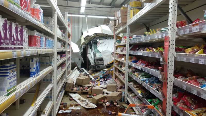 В Иркутске разогнавшийся эвакуатор вылетел с дороги и пробил стену супермаркета