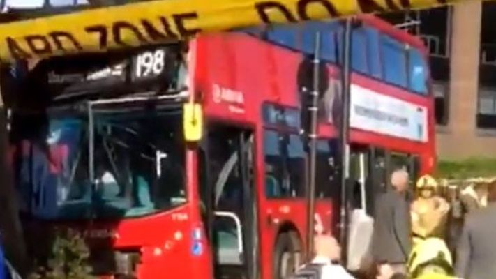 В Лондоне двухэтажный автобус налетел на остановку, 20 человек пострадали