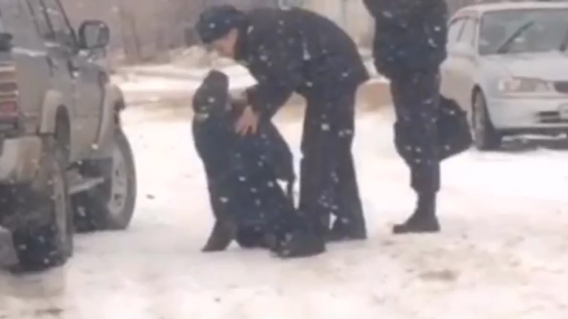 Полицейские пинали и волокли по снегу инвалида на костылях: ведется проверка (ВИДЕО)