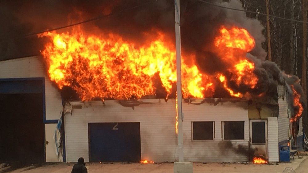 В сгоревшей шиномонтажке у «Сима-Ленда» были газовые баллоны – пожарные предотвратили взрыв