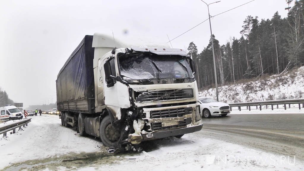 На трассе Екатеринбург – Пермь «Лада» влетела в грузовик на встречной полосе. Есть жертвы