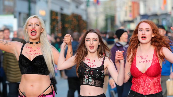 В Ирландии женщины митингуют в нижнем белье против изнасилований