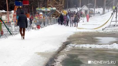 Потеплело, но на Уктусе работают снеговые пушки и дети играют в слякоти (ФОТО)