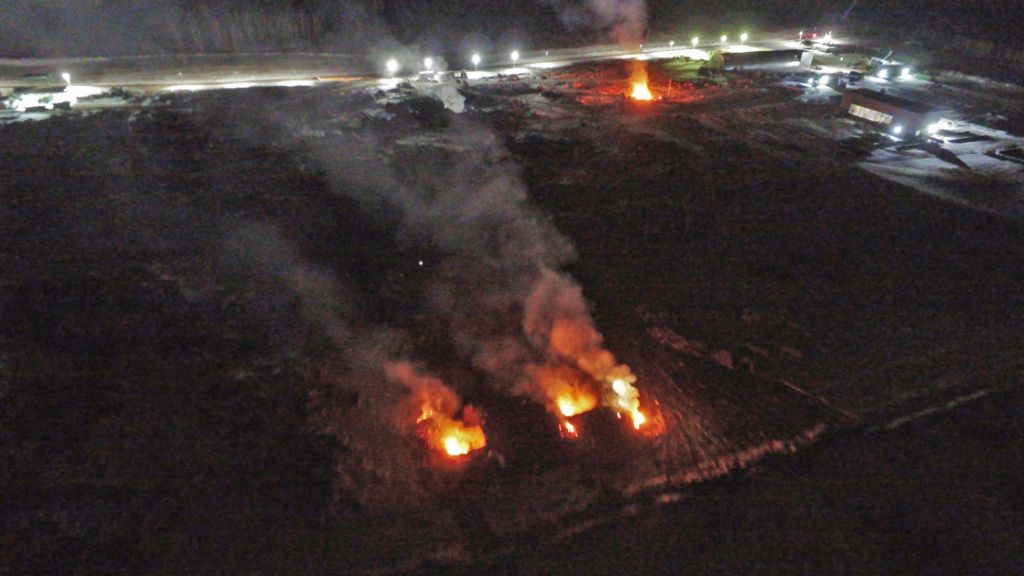 В Полетаево по ночам продолжает гореть свалка, пожарных не пускают