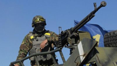 Украинские военные мародерствуют в селе на границе с Крымом