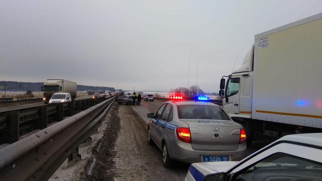 Несколько автомобилей столкнулись на 27-м километре трассы Екатеринбург – Тюмень из-за свалившейся с прицепа металлической будки
