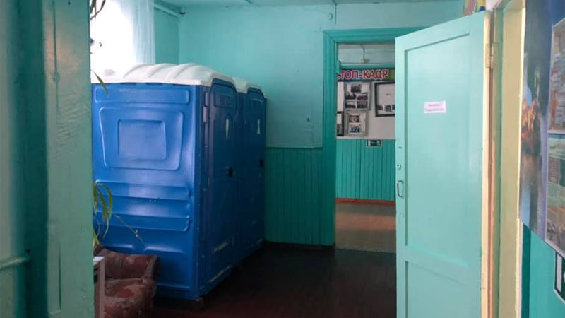 Туалетный скандал в Сибири: чиновников обвинили в показухе после установки неработающих биотуалетов в школе (ФОТО)