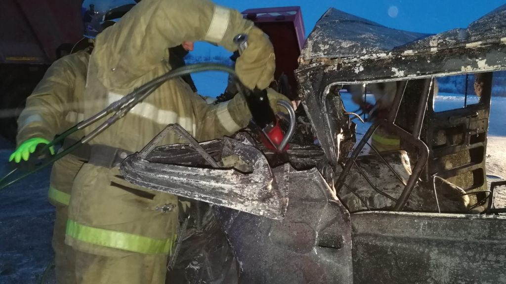 На Ямале после столкновения с грузовиком сгорел УАЗ, есть погибшие (ФОТО)