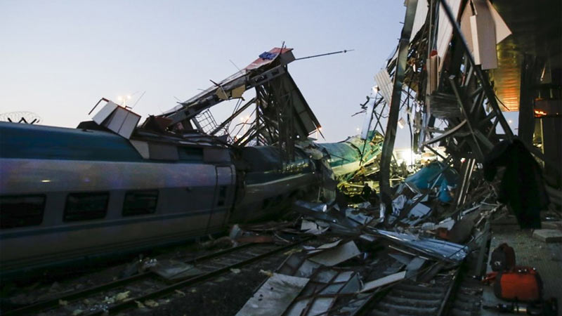 Скоростной экспресс врезался в поезд и протаранил мост в Анкаре: есть жертвы, около 50 раненых (ФОТО)