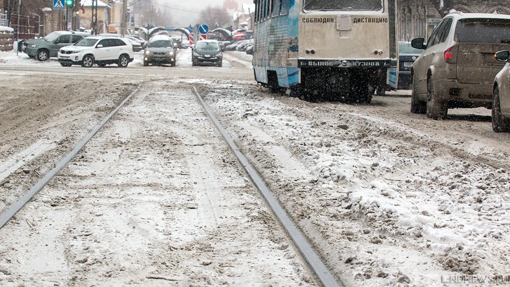 В Челябинске трамвай протаранил маршрутку (ВИДЕО)