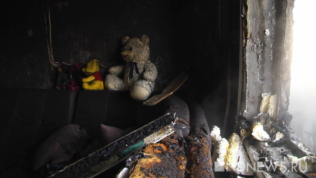 В Каменске-Уральском на пожаре в квартире погибла годовалая девочка / Глава семейства в это время покупал новогоднюю елку