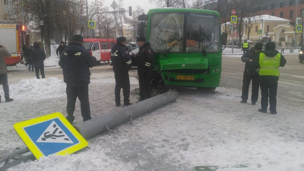 5 скорых для 11 пострадавших. Началась проверка ДТП с автобусом, врезавшимся в столб в центре Екатеринбурга
