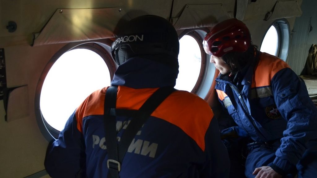 В поисках пропавших у берегов Камчатки рыбаков задействовали вертолет