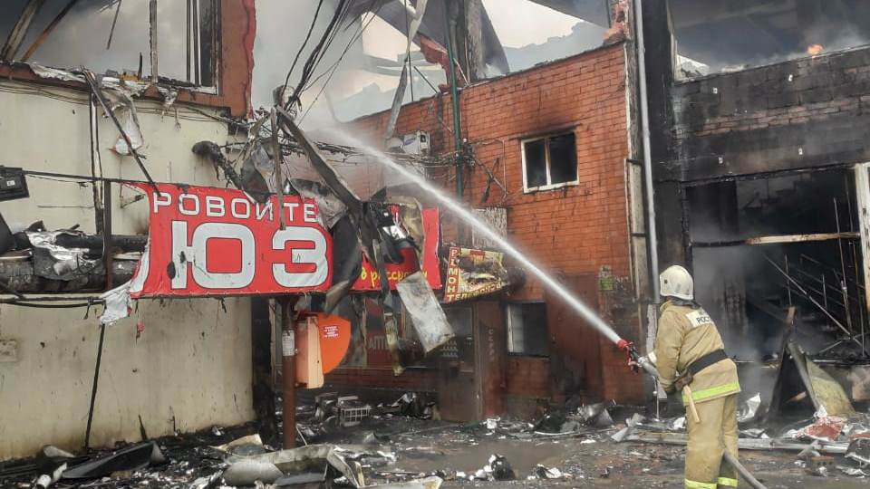 Пожар в Кизляре практически уничтожил торговый центр