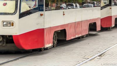 В Челябинске столб раздавил трамвайный вагон