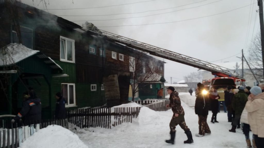 В Алапаевске горит деревянный дом: эвакуировано 23 человека (ФОТО)